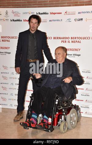 Rom, Auditorium Parco della Musica Bertolucci Charity Abend für Nepal, im Bild: Bernardo Bertolucci Keanu Reeves (Vincenzo Landi/IPA, Rom - 2015-05-29) ps das Foto verwendet werden können, wobei der Kontext, in dem es aufgenommen wurde, und ohne beleidigende Absicht der Dekoration der Menschen vertreten (Vincenzo Landi/IPA, Foto Archiv - 2018-11-26) p.s. La foto e 'utilizzabile nel rispetto del contesto in Cui e' Stata scattata, e senza intento diffamatorio del decoro delle Persone rappresentate bietet: Bernardo Bertolucci Wo: Rom, Latium, Italien Wann: 28. Mai 2015 Credit: IPA/WIR Stockfoto