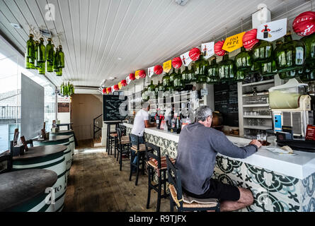 Personen, die eine Erfrischung in einer Bar in den Straßen von Segovia, Spanien. Stockfoto