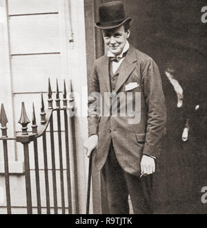 Winston Churchill hier 1908 an Nr. 10 Downing Street, London, England gesehen. Sir Winston Leonard Spencer-Churchill, 1874 - 1965. Britischer Politiker, Staatsmann, Offizier und Schriftsteller, der Premierminister des Vereinigten Königreichs von 1940 bis 1945 und erneut von 1951 bis 1955. Stockfoto