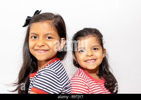 Süße Schwestern mit gestreiften Kleid lachend Stockfoto