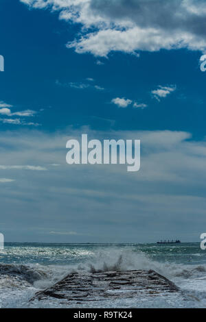 Wellen brechen auf einem Groyne am Strand, Benicassim, Castellon, Spanien Stockfoto