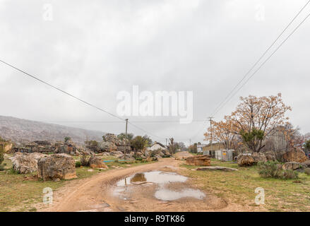 ESELBANK, SÜDAFRIKA, 27. AUGUST 2018: eine Straße, Szene, mit Häusern, in Cederberg Eselbank Dorf in den Bergen der Provinz Western Cape Stockfoto