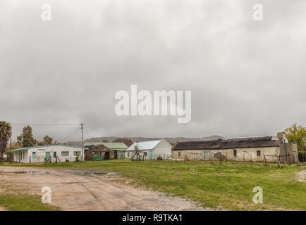 ESELBANK, SÜDAFRIKA, 27. AUGUST 2018: eine Straße, Szene, mit Gebäuden, in Cederberg Eselbank Dorf in den Bergen der Provinz Western Cape Stockfoto