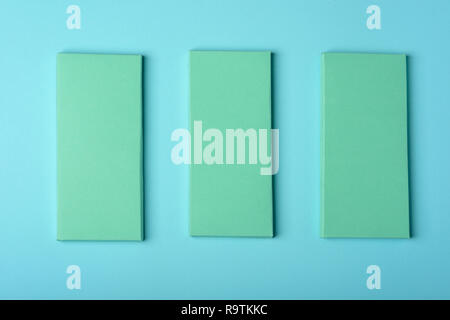 Gleich drei grüne Rechtecke auf blauem Hintergrund. Bunte Objekte aus Papier. Faszinierende Geometrie Unterricht. Stockfoto
