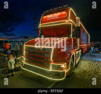 Die rote Coca Cola Truck auf dem Parkplatz von Tesco Supermarkt im llansamlet Bereich von Swansea, Wales, UK. Mittwoch, 21 November 2018 Stockfoto