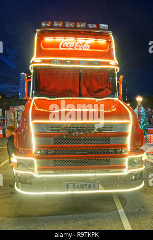 Die rote Coca Cola Truck auf dem Parkplatz von Tesco Supermarkt im llansamlet Bereich von Swansea, Wales, UK. Mittwoch, 21 November 2018 Stockfoto