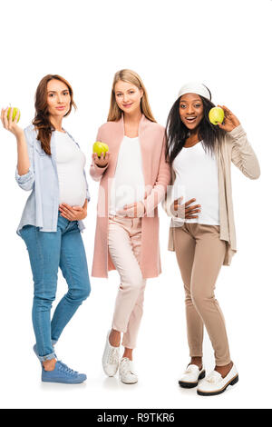 Die volle Länge der schwangeren Frauen, und halten Obst in den Händen isoliert auf weißem Stockfoto