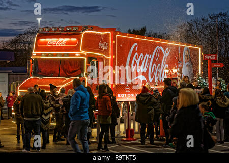 Die rote Coca Cola Truck auf dem Parkplatz von Tesco Supermarkt im llansamlet Bereich von Swansea, Wales, UK. Mittwoch, 21 November 2018 Stockfoto