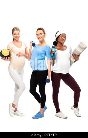 Drei lächelnd schwangere Frauen Unterstützung gesunder Lebensstil mit Kurzhanteln isoliert auf weißem Stockfoto