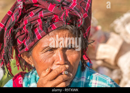 Stamm Dame in Myanmar Stockfoto