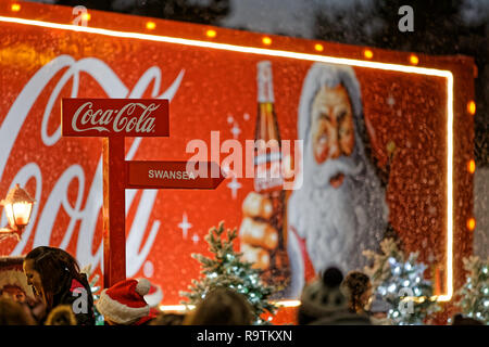 Die rote Coca Cola Truck auf dem Parkplatz von Tesco Supermarkt im llansamlet Bereich von Swansea, Wales, UK. Mittwoch, 21 November 2018 Stockfoto