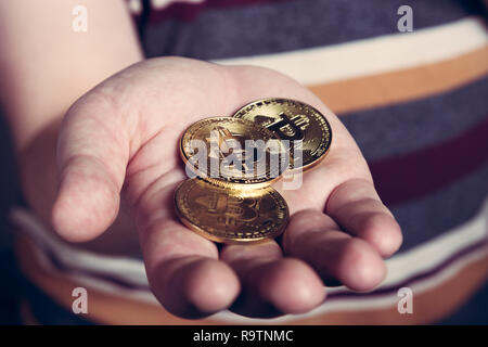 Mann hält Bitcoin btc cryptocurency Goldmünze in der Hand Stockfoto