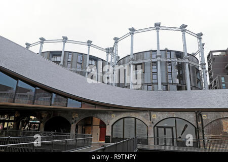 Neue Kohle Tropfen Yard Sanierung Gebäude Geschäfte und Blick auf Gasholders Apartments in Kings Cross in London N1 C England UK KATHY DEWITT Stockfoto