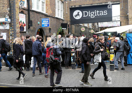 Digitas Marketing & Technologie Business Office Anmelden & Menschen Straße Hinterhof Markt in Brick Lane East End von London E1 UK KATHY DEWITT Stockfoto