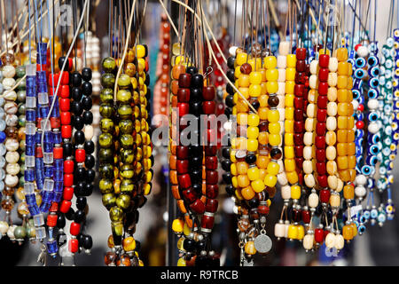 Sorge Perlen im Flohmarkt, Athen, Griechenland Stockfoto