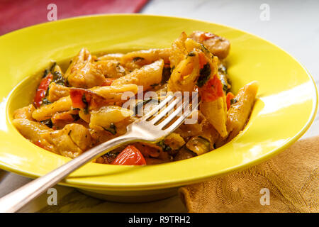 Cremige Toskanischen gegrilltes Hähnchen mit Nudeln in eine Tomate Käse Sauce Stockfoto