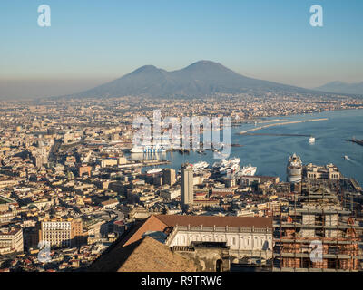 Ausblick vom Castel Sant'Elmo über die Stadt Neapel, Kampanien, Italien. Den Vesuv können auf der anderen Seite der Bucht von Neapel gesehen werden. Stockfoto