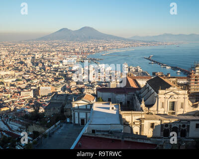 Ausblick vom Castel Sant'Elmo über die Stadt Neapel, Kampanien, Italien. Den Vesuv können auf der anderen Seite der Bucht von Neapel gesehen werden. Stockfoto