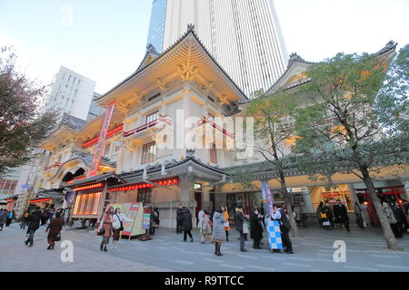 Menschen besuchen Kabukiza theater Ginza in Tokio, Japan. Kabukiza ist das wichtigste Theater in Tokio für traditionelle Kabuki Drama Form 1889 eröffnet. Stockfoto