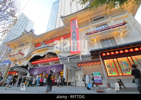 Menschen besuchen Kabukiza theater Ginza in Tokio, Japan. Kabukiza ist das wichtigste Theater in Tokio für traditionelle Kabuki Drama Form 1889 eröffnet. Stockfoto