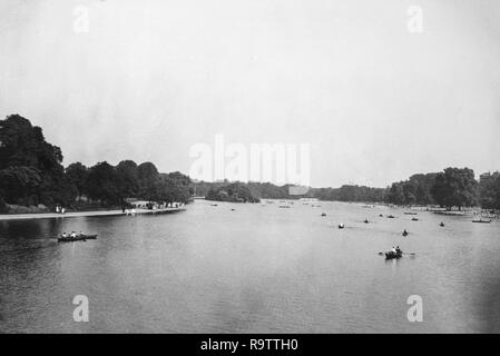 Schwarz-weiß Foto im Jahre 1919, in dem die Serpentine See im Hyde Park, London übernommen. Viele Menschen gesehen genießen Sie Bootsfahrten auf dem See. Stockfoto