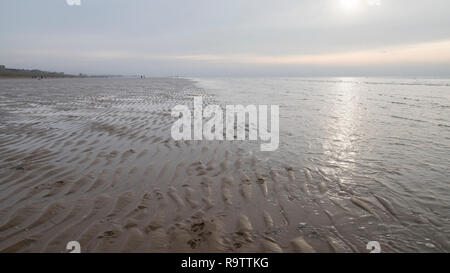 Wässrige Sonnenlicht auf die fylde Ufer in Lytham St. Anne's an der Küste von Lancashire, England. Stockfoto