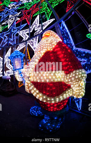 Weihnachten sternförmige lightsand Santa Claus in San Cristóbal de La Laguna Gemeinde Stockfoto