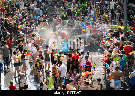 Watergun Kampf an Songkran Water Festival in Bangkok, Thailand Stockfoto