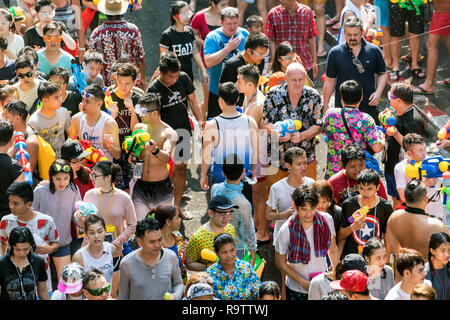 Wasser Songkran Festival, Publikum feiern Urlaub in Bangkok, Thailand Stockfoto