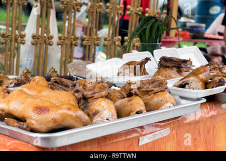 Gebratene Hühner/Enten im Freien Straßenhändler in Phuket, Thailand Stockfoto