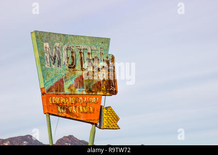 Alten rostigen Motel Schild mit gebrochenen Neon Stockfoto