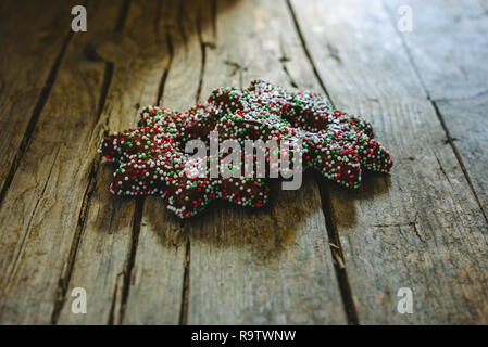 Paar Cookies in Schokolade getauchten und Toppings in der Form eines Christmas Star. Stockfoto