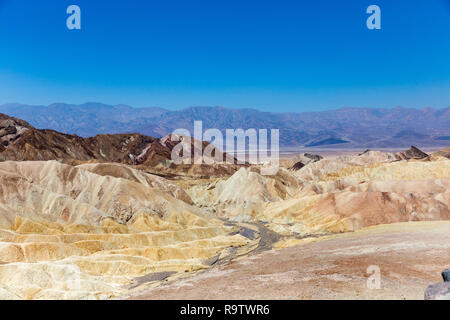 Zabriskie Point ist ein Teil von Amargosa Range im Osten von Death Valley entfernt, bekannt für seine erosional Landschaft. Es besteht aus Sedimenten aus Furnac Stockfoto