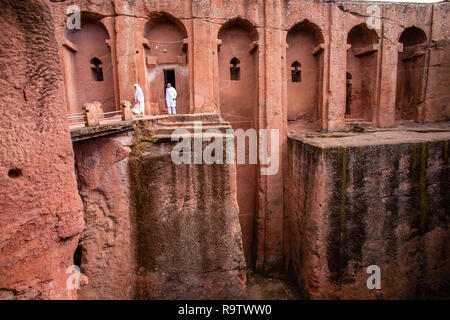 Die aus dem Felsen gehauenen Kirche von Haus der Engel Gabriel und Raphael in Lalibela, Äthiopien Stockfoto