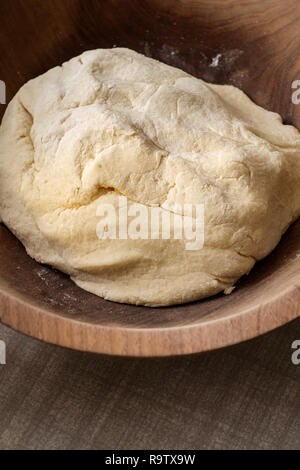 Hausgemachte italienische Gnocchi Teig in große hölzerne Schüssel Stockfoto