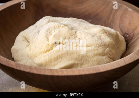 Hausgemachte italienische Gnocchi Teig in große hölzerne Schüssel Stockfoto
