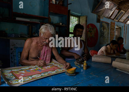 07 25 2007-Kunsthandwerk; Raghurajpur genannt Künstlerdorf; berühmt für die Herstellung von Patta Chitras; Puri; Bhubaneswar Orissa INDIEN asien Stockfoto