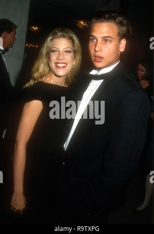 BEVERLY HILLS, Ca - 24. Juni: Schauspielerin Tori Spelling und Schauspieler Nick Savalas RP Internationale 20. jährlichen Vision Awards am 24. Juni 1993 Teilnahme an der Regent Beverly Wilshire Hotel in Beverly Hills, Kalifornien. Foto von Barry King/Alamy Stock Foto Stockfoto