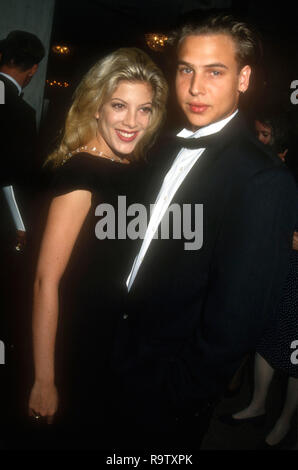 BEVERLY HILLS, Ca - 24. Juni: Schauspielerin Tori Spelling und Schauspieler Nick Savalas RP Internationale 20. jährlichen Vision Awards am 24. Juni 1993 Teilnahme an der Regent Beverly Wilshire Hotel in Beverly Hills, Kalifornien. Foto von Barry King/Alamy Stock Foto Stockfoto