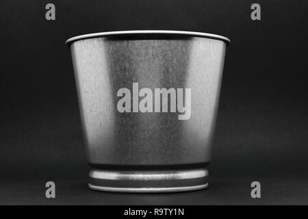 Aluminium Schaufel mit Kopie Raum auf grauem Hintergrund Oberfläche Stockfoto