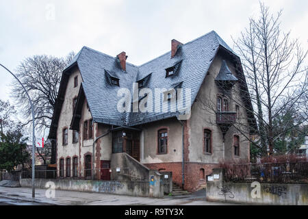 Berlin, Weißensee historische Gebäude. Gemeindehaus der evangelischen Dorfkirche Stockfoto