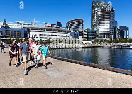 Eine Gruppe von jungen Männern heraus für eine Hafenrundfahrt in den Docklands von Melbourne, Victoria, Australien. Stockfoto