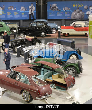 Blick auf klassische Sportwagen in der Britischen Motor Museum, Gaydon, Warwickshire, Großbritannien. Es gibt ein MG in der Hälfte unter der Sammlung. Stockfoto