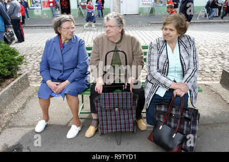 Drei ältere Frauen auf einer Bank ältere Senioren Stockfoto