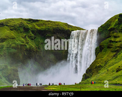 Skogafoss Wasserfall, dem größten Wasserfall in Giano dell'Umbria, Island Stockfoto