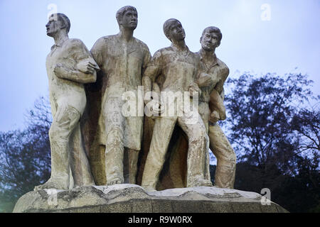 DHAKA, BANDLADESH - 4. APRIL 2017: Gegen den Terrorismus Raju Memorial Skulptur, wurde 1997 bauen im Gedächtnis der Schüler Moin Hossain Raju ein Aktivist o Stockfoto