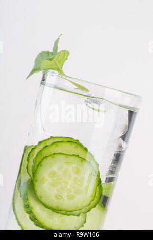Scheiben frische Gurke aus Glas Schale mit Eiswürfeln und frischer Minze, Nahaufnahme Stockfoto