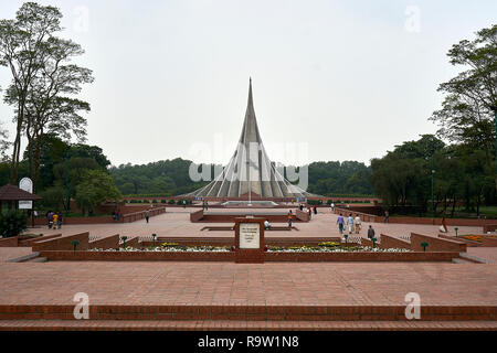 DHAKA, BANDLADESH - 5. APRIL 2017: Das national Martyrs Memorial Jatiya Smriti Saudha entworfen von Syed Mainul Hossain, in Erinnerung an die Opfer der Stockfoto