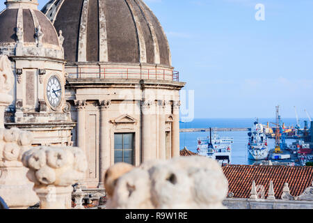 Kuppeln der Kathedrale die hl. Agatha gewidmet. Der Blick auf die Stadt Catania, Sizilien, Italien Stockfoto