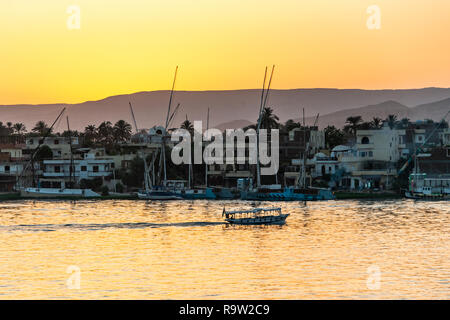 Blick auf den Nil mit Segelbooten bei Sonnenuntergang in Luxor, Ägypten Stockfoto